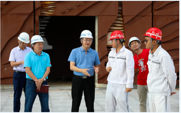 歡迎三沙市市委常委，市長鄧忠蒞臨我司承接的三沙廣場項(xiàng)目，三沙文體館項(xiàng)目現(xiàn)場調(diào)研并指導(dǎo)